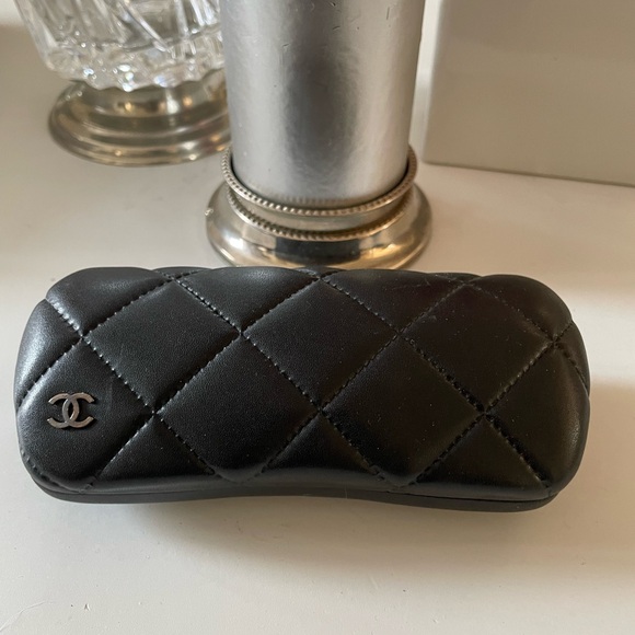 Chanel vintage grey sunglasses with case and cloth (cloth is in new condition) - Picture 2 of 11
